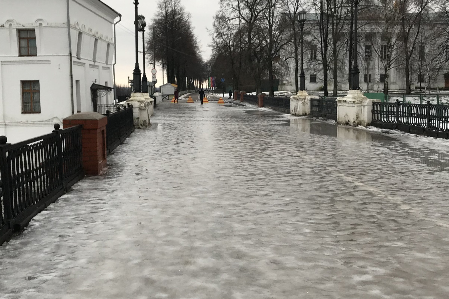 Такое фото нам прислали сегодня с Волжской набережной Такое фото нам прислали сегодня с Волжской набережной 