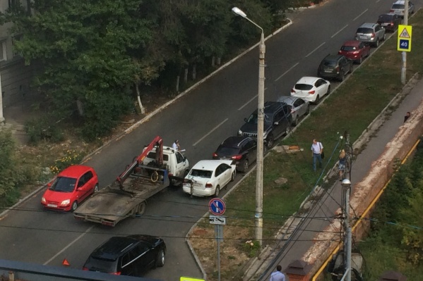 Эвакуатор зацепил сразу четыре автомобиля Эвакуатор зацепил сразу четыре автомобиля