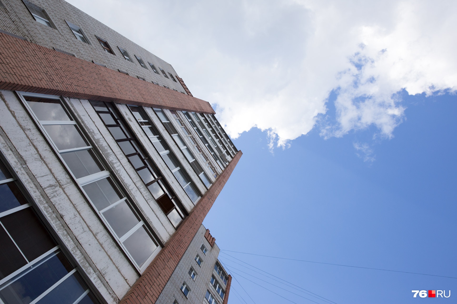 Выпала с высоты 14-го этажа: в Рыбинске насмерть разбилась школьница