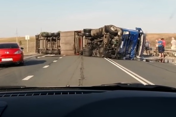 В машине, которая врезалась в фуру, выжил только водитель В машине, которая врезалась в фуру, выжил только водитель