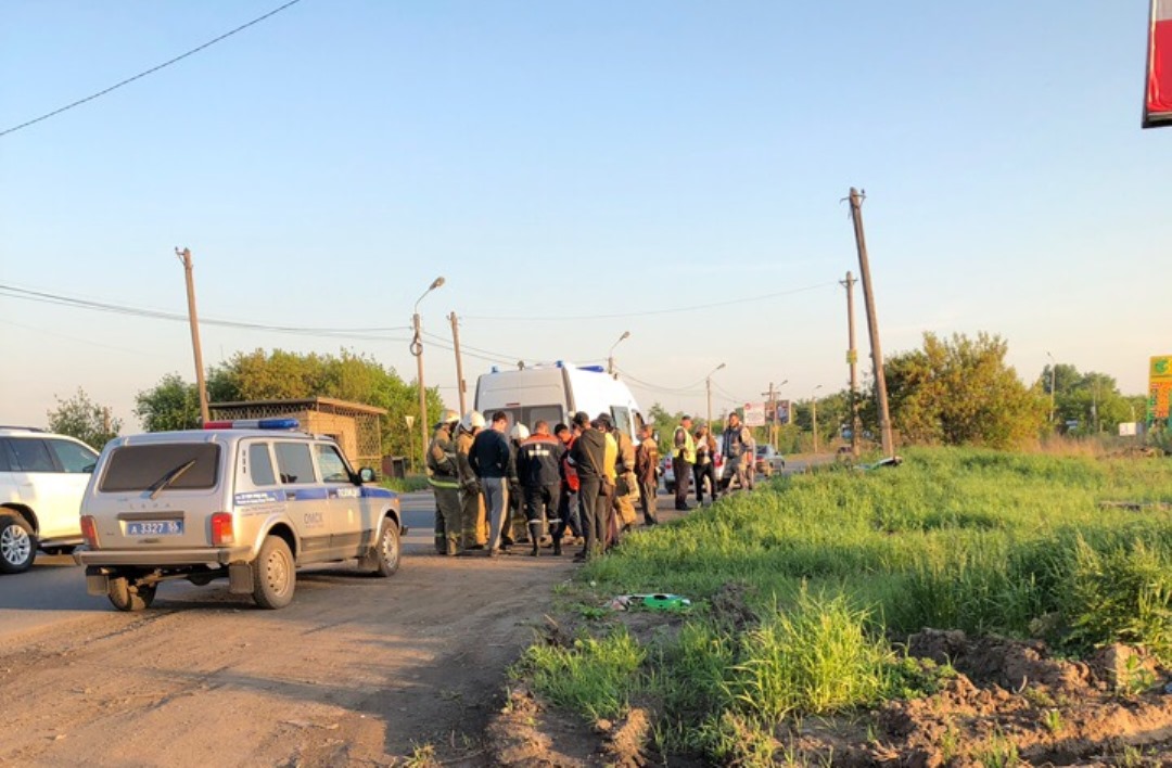 Водитель грузовика на окраине Омска не уступил мотоциклисту: байкера госпитализировали