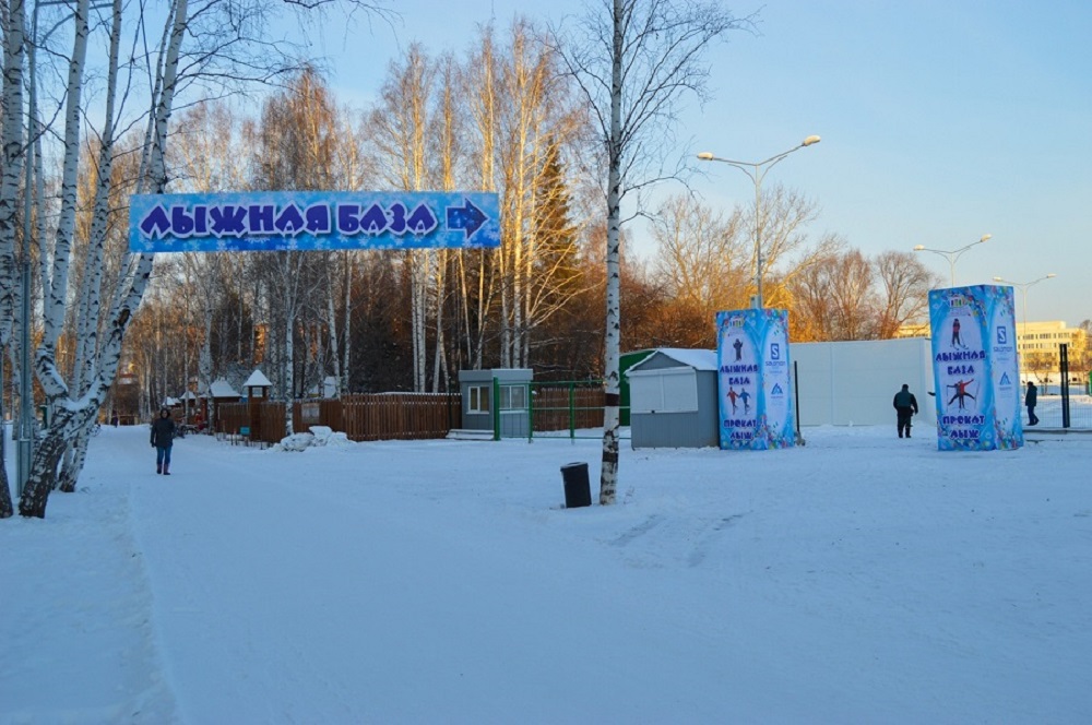 Прокат лыж парк победы. Лыжная база в ЦПКИО им Маяковского. Парк Маяковского Екатеринбург лыжная база. ЦПКИО Екатеринбург лыжная база. Лыжная трасса в парке Маяковского Екатеринбург.