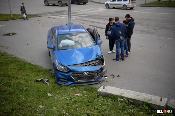 На Шварца машину вынесло на тротуар после столкновения На Шварца машину вынесло на тротуар после столкновения 