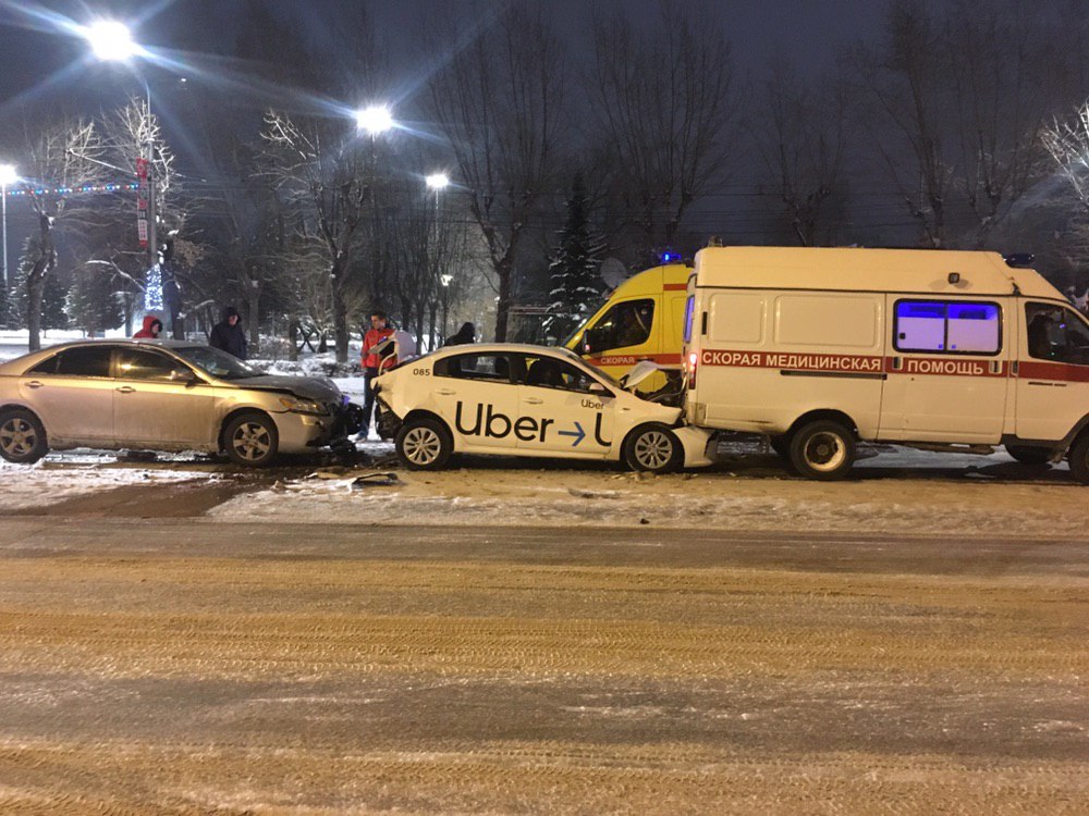 Скорая помощь попала в ДТП с такси возле сквера Славы