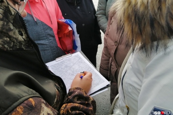 Перед началом поисковой операции волонтеры распределяют участки Перед началом поисковой операции волонтеры распределяют участки