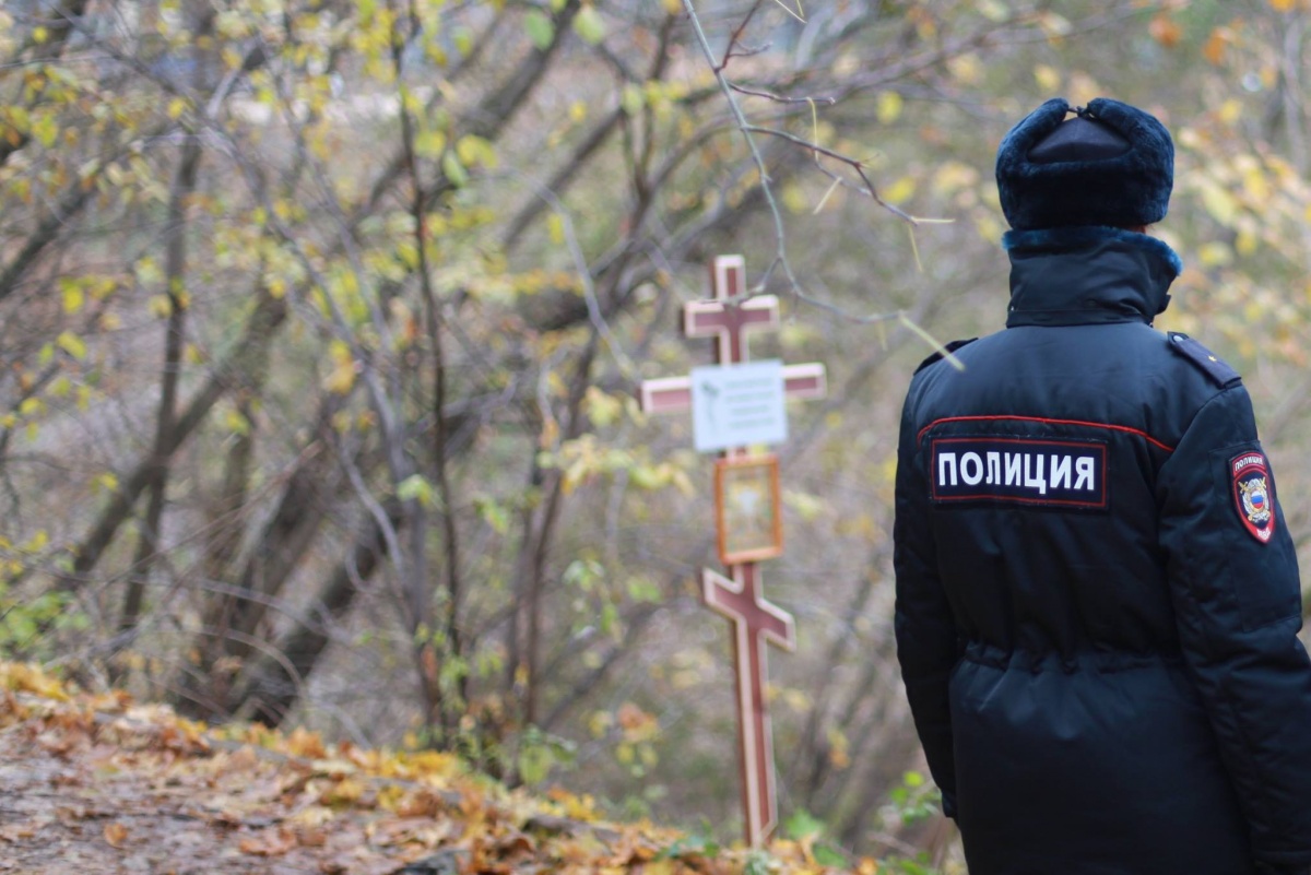 Активистов задержали, но крест сохранили Активистов задержали, но крест сохранили