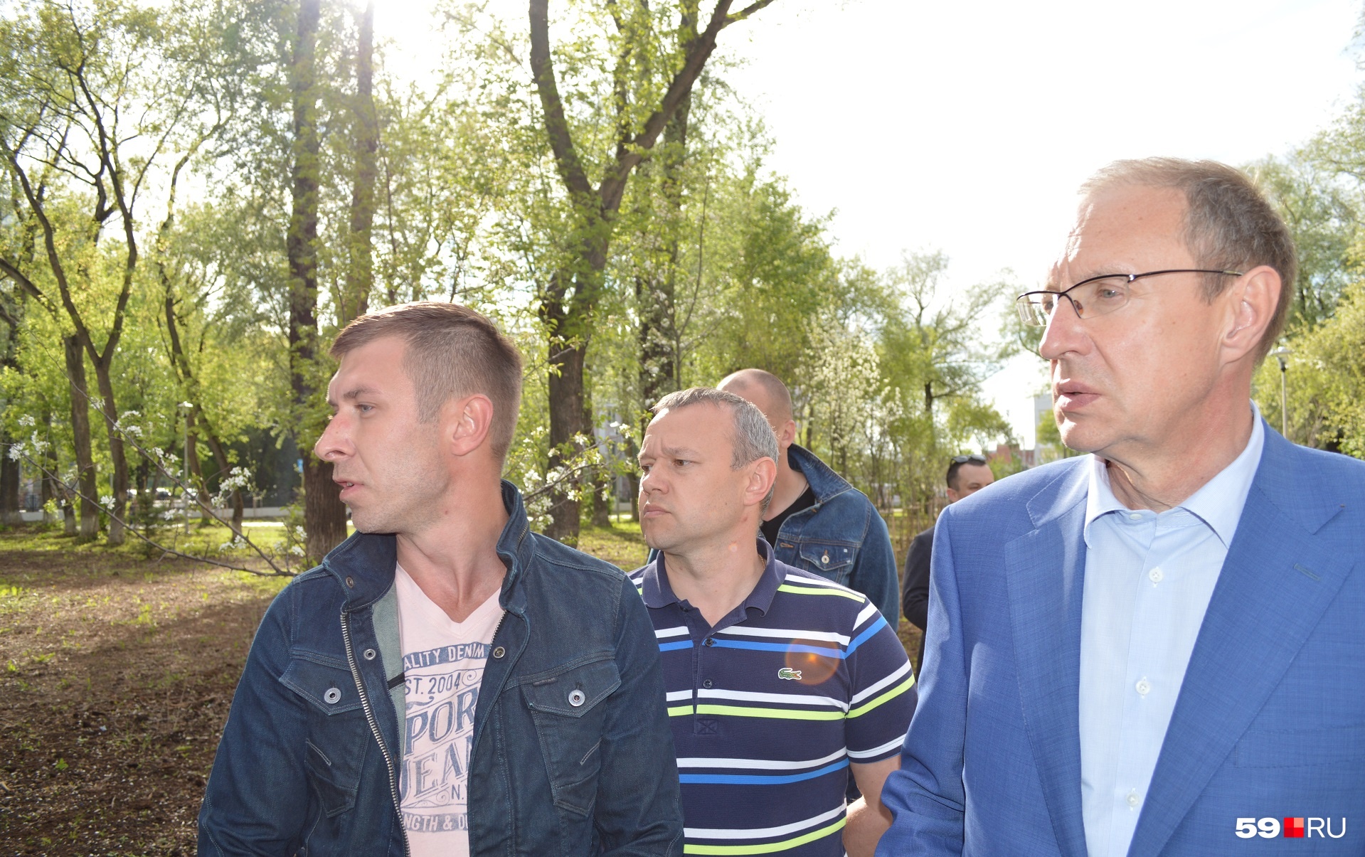 Все в раздумьях смотрят на невзошедший газон Все в раздумьях смотрят на невзошедший газон
