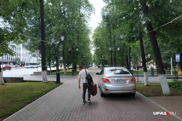 Где оставить автомобиль, как не на тротуаре? Где оставить автомобиль, как не на тротуаре?