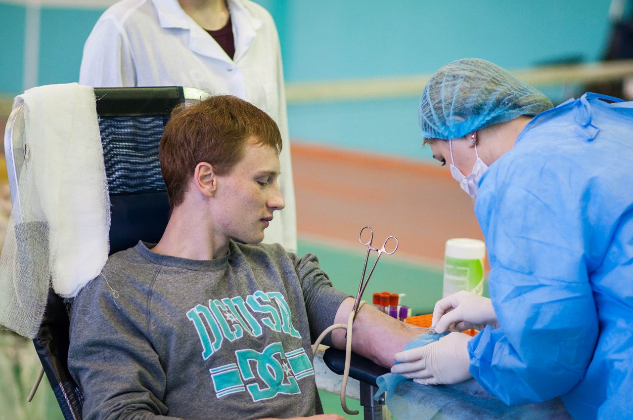 Донорство крови ярославль. Донорство Ярославль. Фото студент в форме сдает кровь.