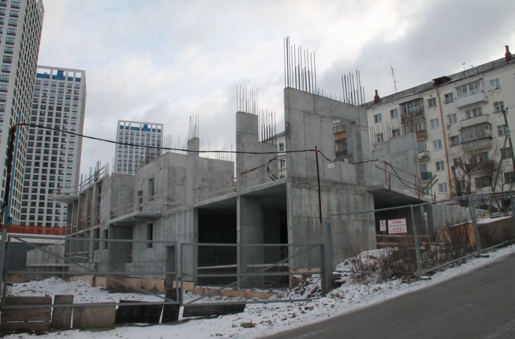 Так стройка выглядела в ноябре 2019 года. Дом хотели достроить к 2021 году Так стройка выглядела в ноябре 2019 года. Дом хотели достроить к 2021 году