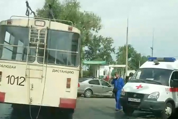 Некоторые из пассажиров после аварии перешли дорогу и стали ожидать другой троллейбус Некоторые из пассажиров после аварии перешли дорогу и стали ожидать другой троллейбус