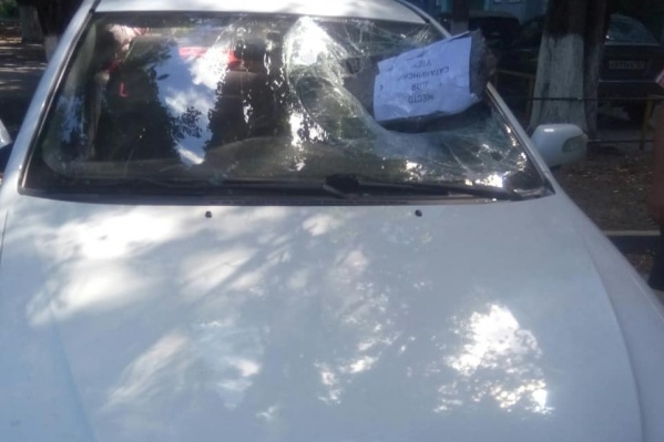 В автомобиле разбито лобовое стекло В автомобиле разбито лобовое стекло