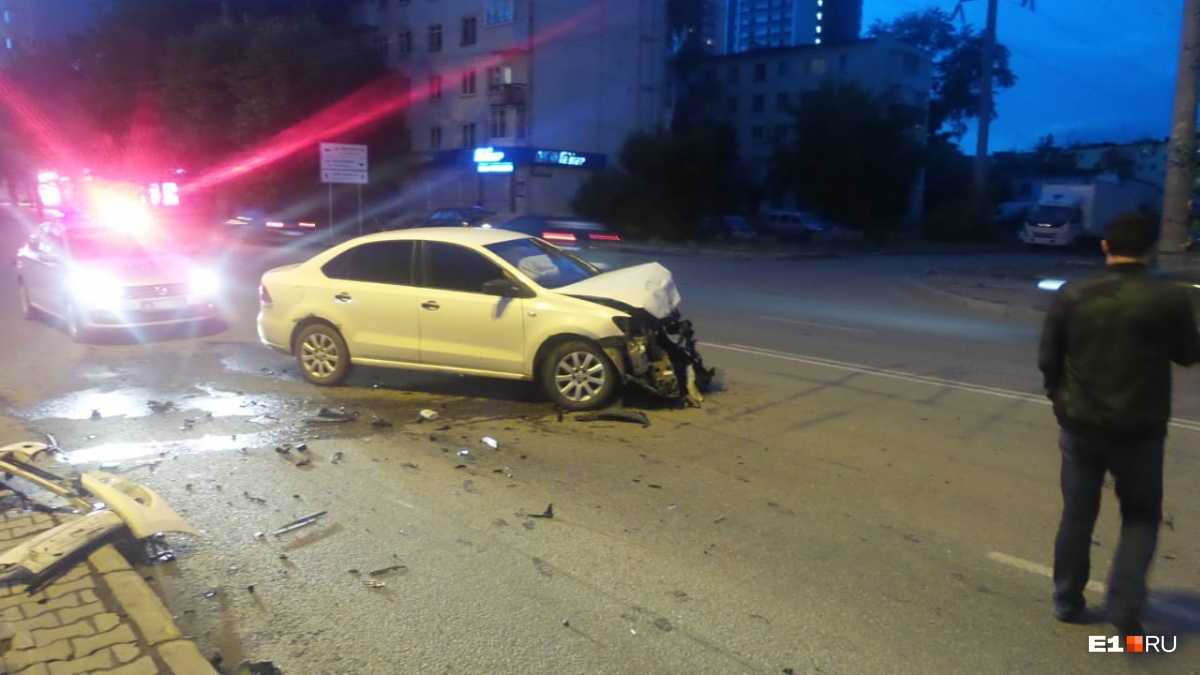 На Белинского столкнулись Mitsubishi и Volkswagen. Пассажирка японской иномарки в больнице