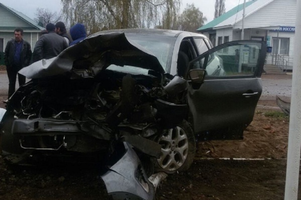 Легковушки превратились в груду металла Легковушки превратились в груду металла