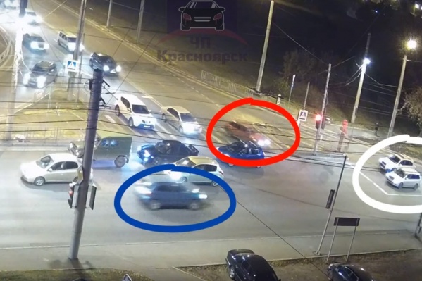 Авария создала затруднения на перекрестке Авария создала затруднения на перекрестке