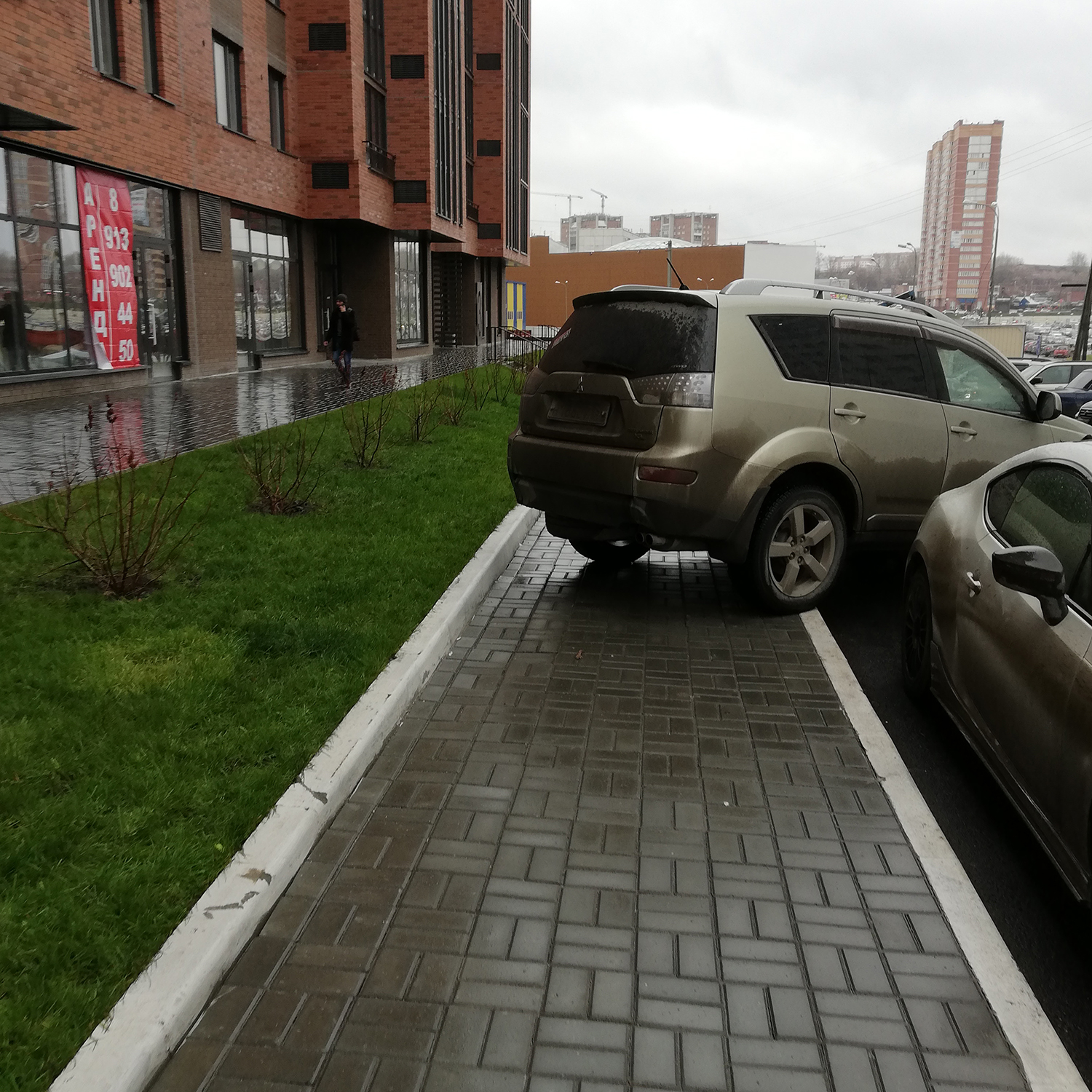 Кроссовер на пешеходной дорожке Кроссовер на пешеходной дорожке