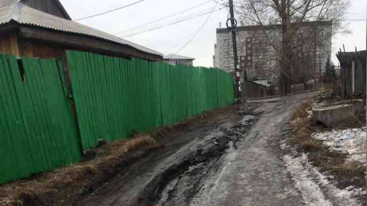 Жильцы улицы Попова оказались оторваны от города из-за разбитой дороги: машины застревают в канавах