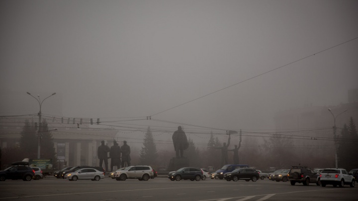 Крепче за баранку: новосибирских водителей предупредили о плохой видимости на дорогах