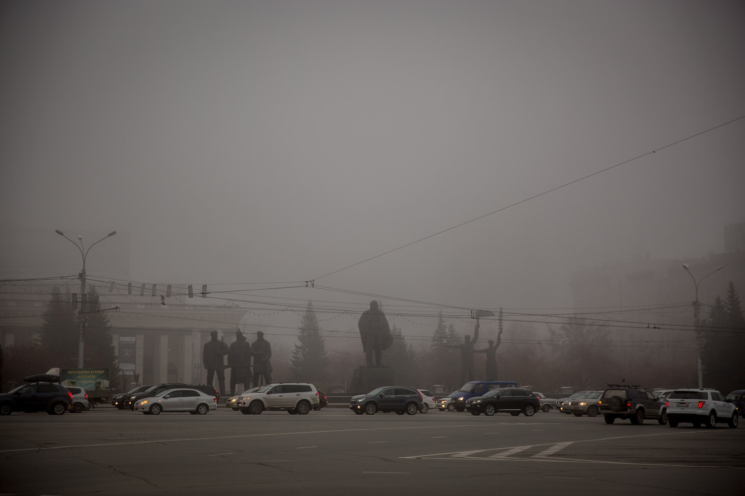 Крепче за баранку: новосибирских водителей предупредили о плохой видимости на дорогах