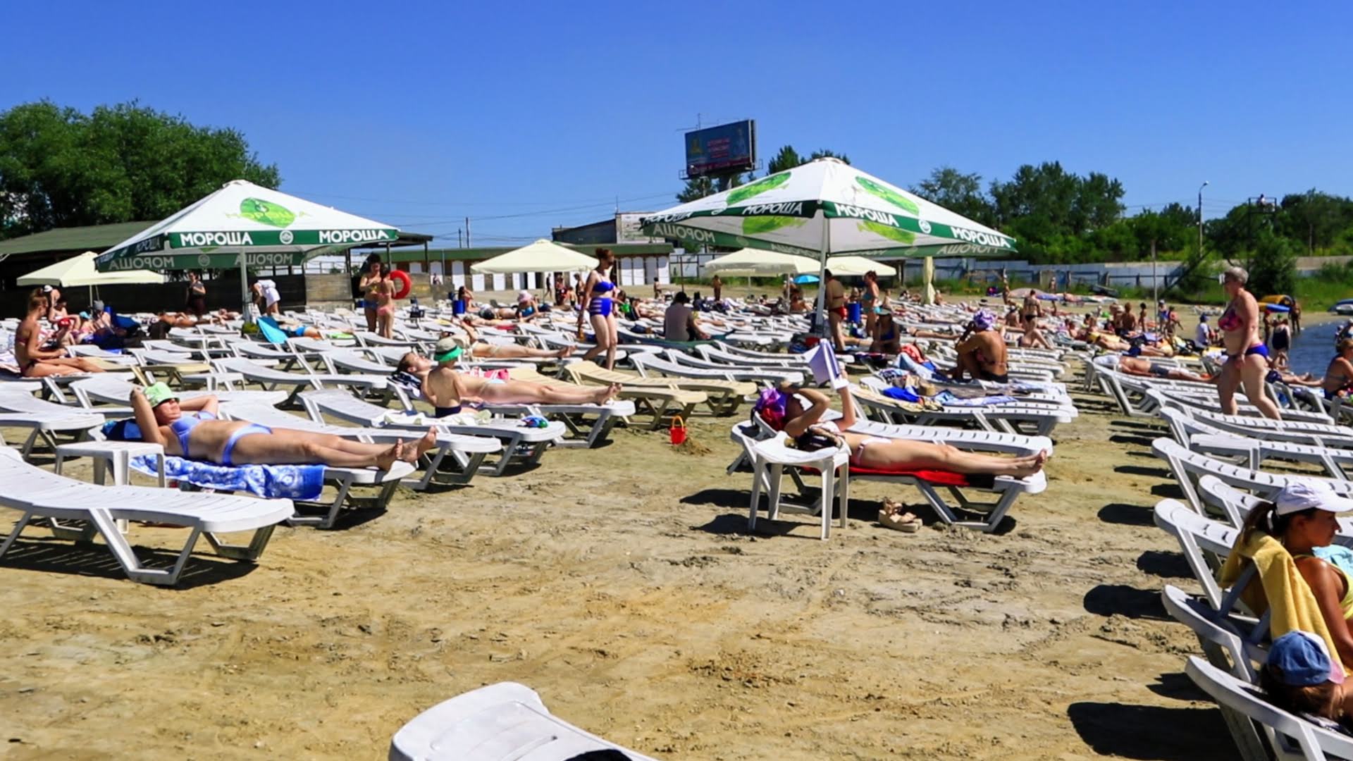 Пляж довольно просторный, с пластиковыми лежаками и песчаным дном Пляж довольно просторный, с пластиковыми лежаками и песчаным дном