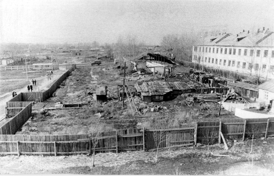 Когда больница уже появилась, на ее территории стоял барак, который позже снесли и построили там сквер и храм