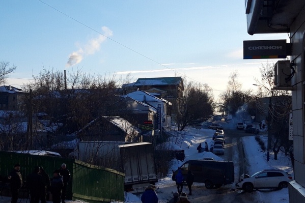 Кроме большегруза, повреждены еще три автомобиля Кроме большегруза, повреждены еще три автомобиля