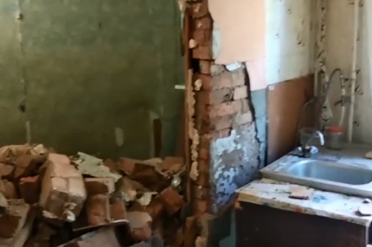 «Боимся здесь жить»: администрация Волгограда назвала развалом дымохода обрушение в аварийном доме