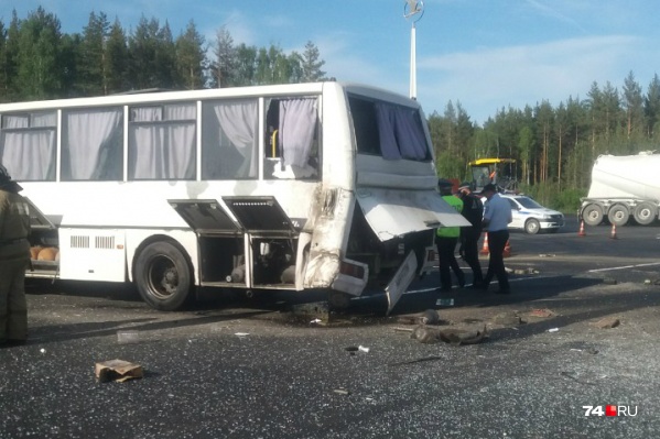 В результате аварии на трассе М-5 под Златоустом два человека погибли, девять получили травмы В результате аварии на трассе М-5 под Златоустом два человека погибли, девять получили травмы