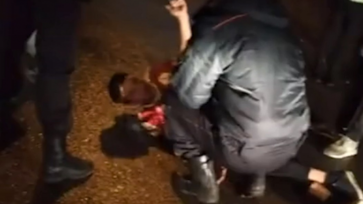 В Уфе мужчина с ножом кидался на прохожих — момент его задержания сняли на видео