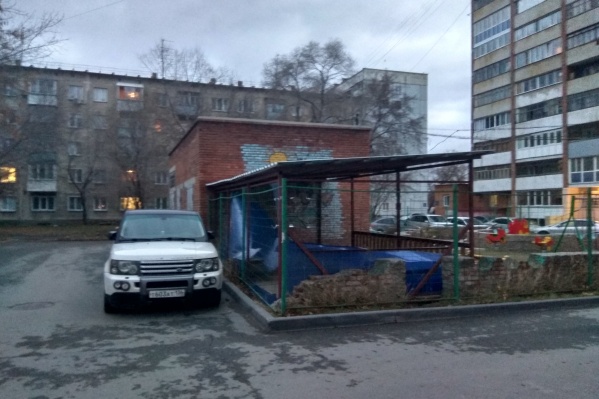 Покрытие детской площадки оборвало сильным ветром Покрытие детской площадки оборвало сильным ветром