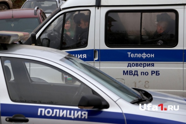 На место съехались все экстренные службы города, но бомбу так и не нашли На место съехались все экстренные службы города, но бомбу так и не нашли