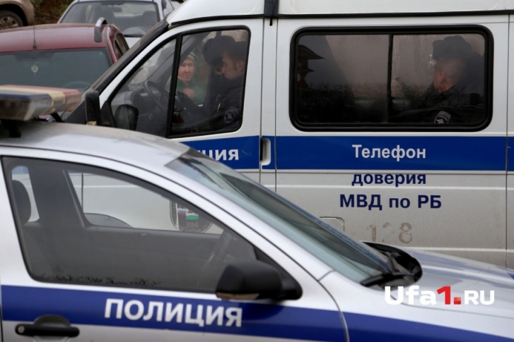 На место съехались все экстренные службы города, но бомбу так и не нашли На место съехались все экстренные службы города, но бомбу так и не нашли