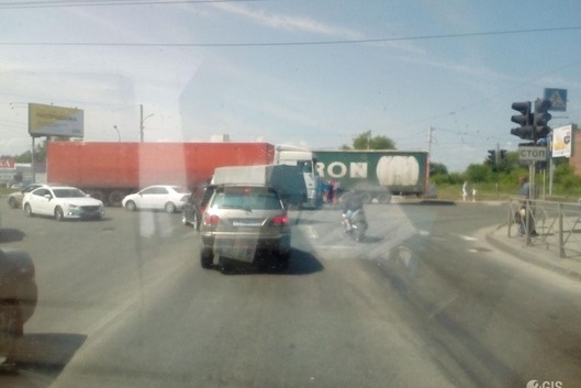 Авария случилась около 12 часов дня Авария случилась около 12 часов дня 