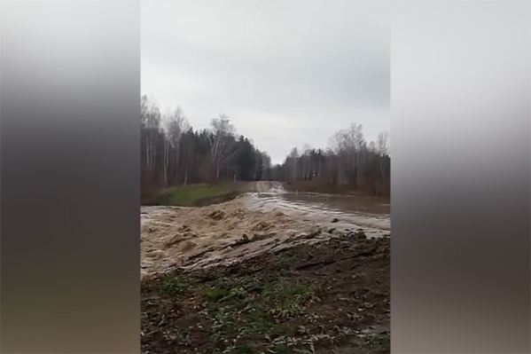 Вода вылилась на дорогу около двух часов дня Вода вылилась на дорогу около двух часов дня