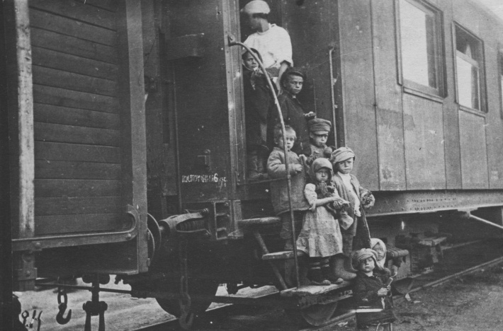 С августа 1921 года по 1 февраля 1922 года из Самарской губернии было эвакуировано <nobr class="_">269 669</nobr> детей, конкретно из Самары и Самарского уезда — 3946