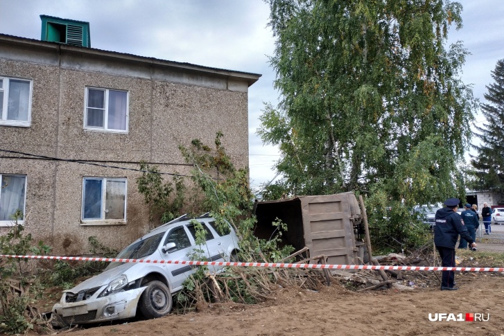 По одной из версий, у грузовика отказали тормоза По одной из версий, у грузовика отказали тормоза