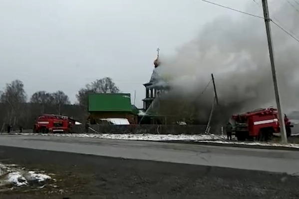 На тушение огня в храме в Межевом прибыли пять пожарных расчётов На тушение огня в храме в Межевом прибыли пять пожарных расчётов