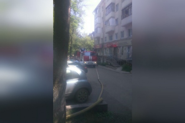 Пожарные уже проникли в квартиру Пожарные уже проникли в квартиру