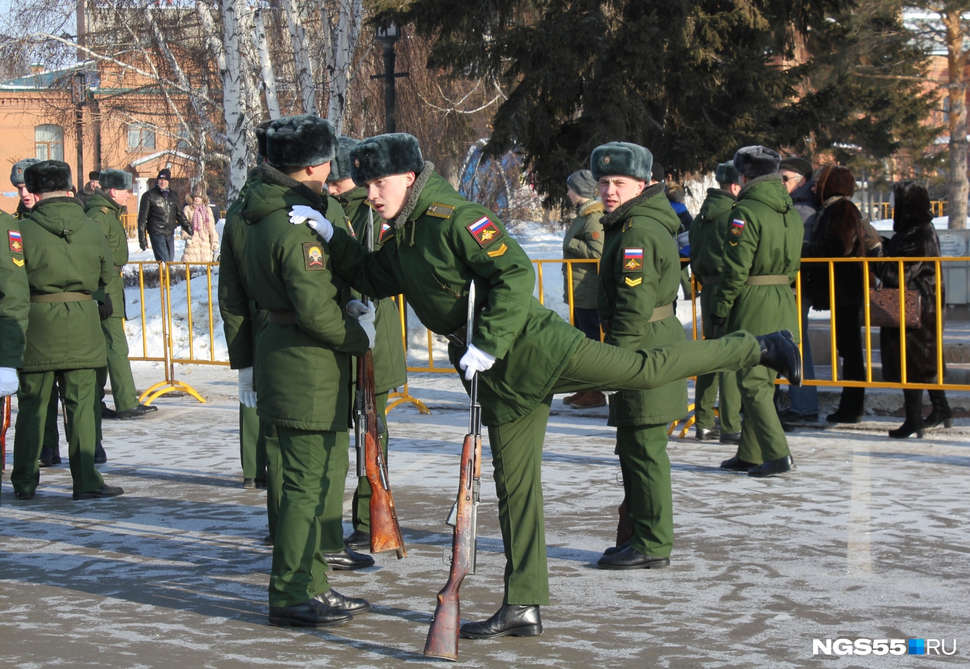 Омский парад в снимках: от разминки до выступлений иностранных курсантов