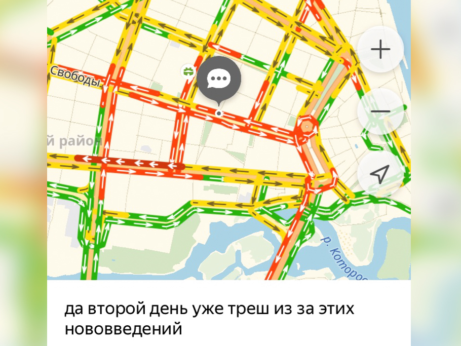 Поток машин скапливается возле светофоров Поток машин скапливается возле светофоров