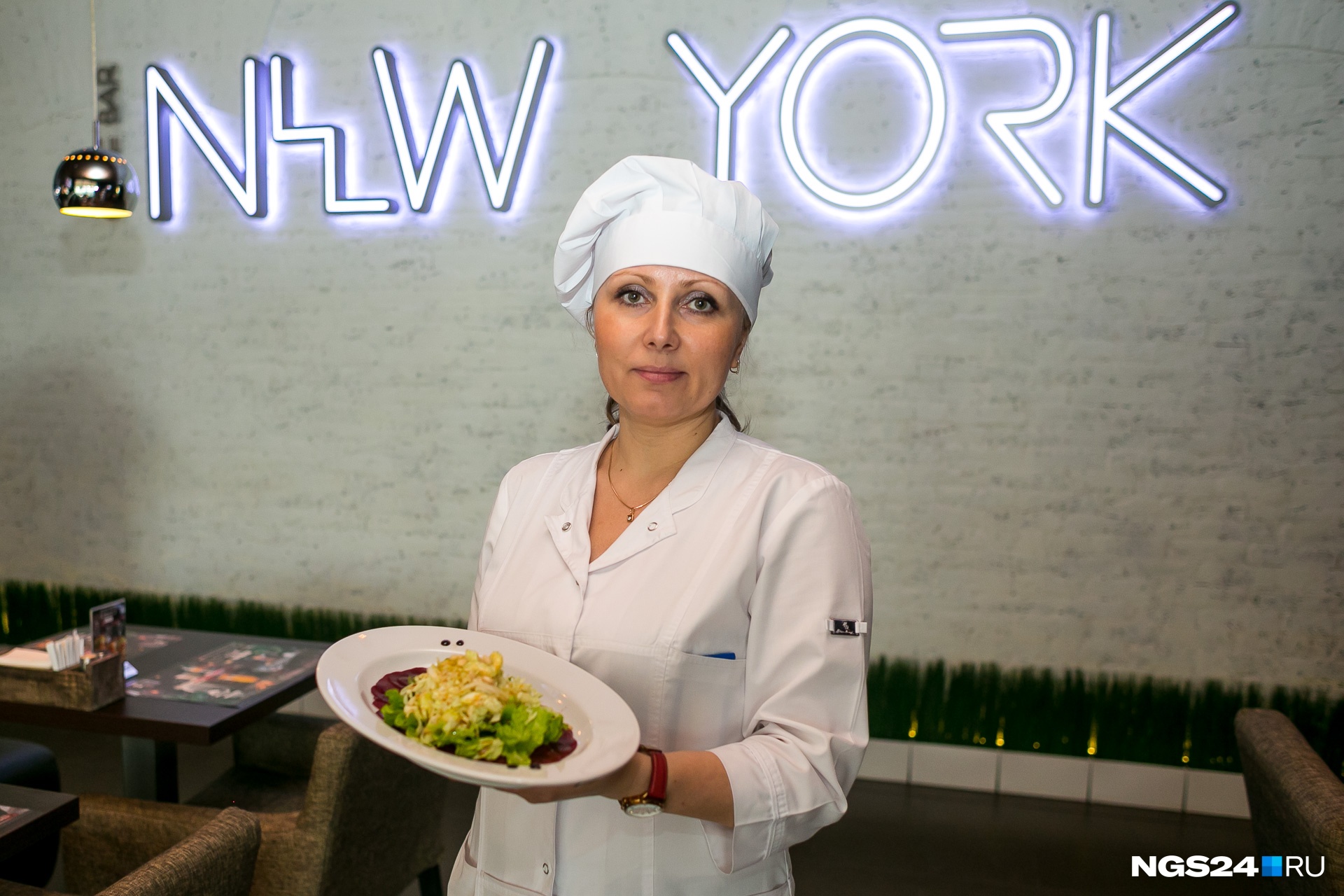 Шеф-повар кафе-бара New York на Урицкого Ольга Лапина и её карпаччо из свёклы с кедровым орехом