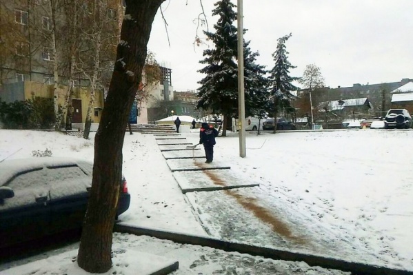 Дворники вышли на очистку пешеходных дорожек от наледи Дворники вышли на очистку пешеходных дорожек от наледи