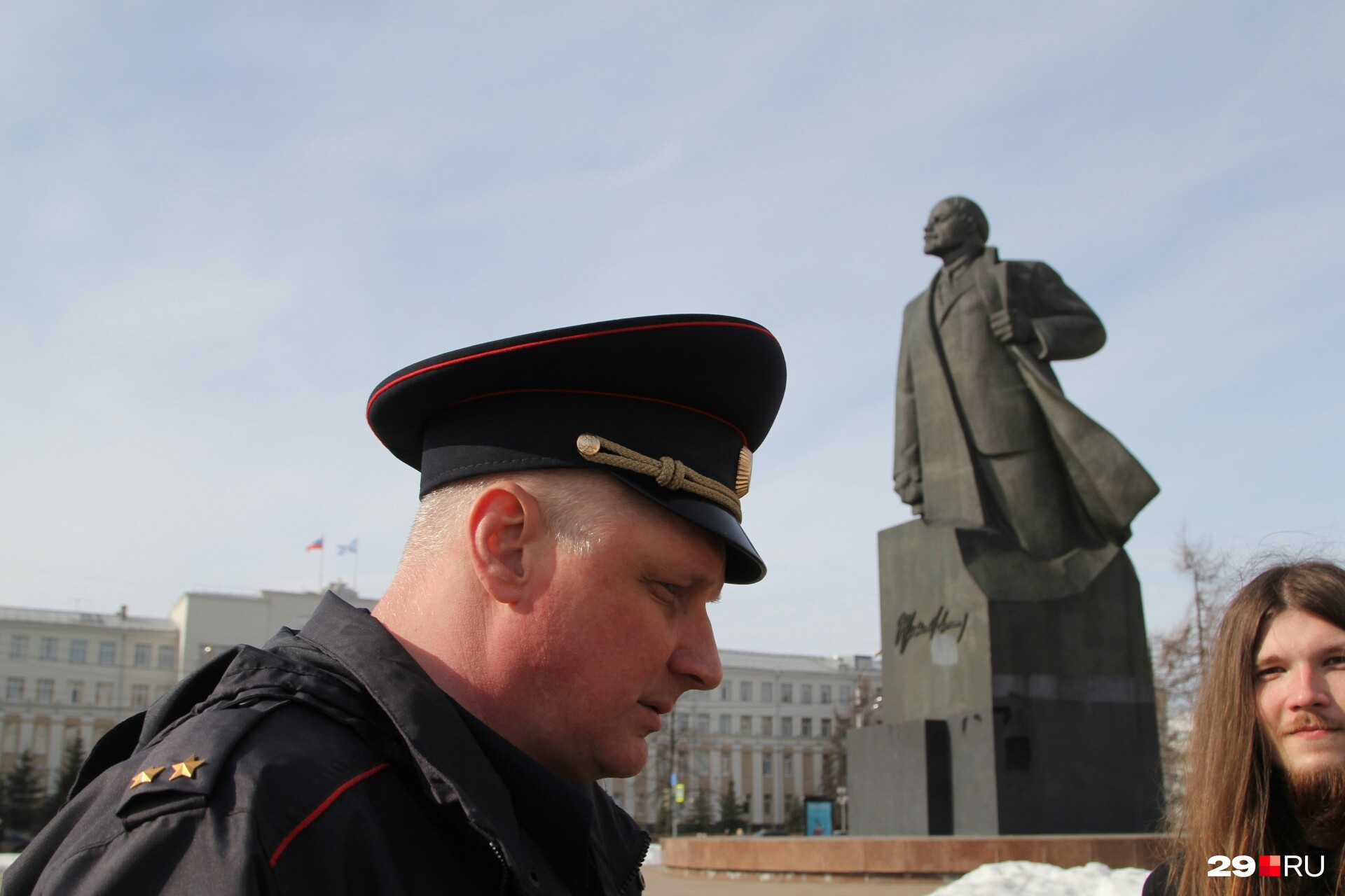 Заместитель начальника полиции Владислав Леонардов Заместитель начальника полиции Владислав Леонардов