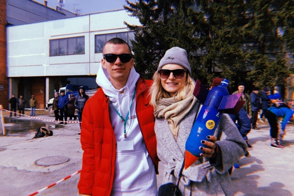 Новосибирцы запустили в небо самодельные ракеты из пластиковых бутылок. На фото участники фестиваля Владислав и Александра Новосибирцы запустили в небо самодельные ракеты из пластиковых бутылок. На фото участники фестиваля Владислав и Александра