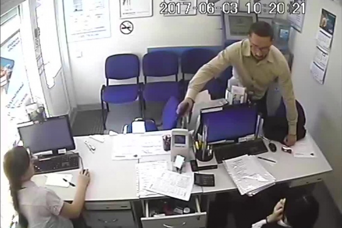 Мужчина зашёл 3 июня в два офиса микрофинансов и похитил более 58 тыс. руб. Мужчина зашёл 3 июня в два офиса микрофинансов и похитил более 58 тыс. руб.