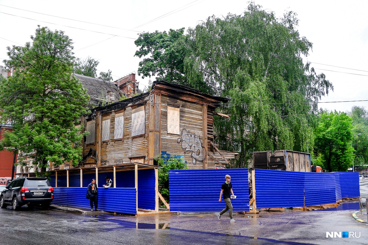 Сначала дом обнесли любимым нижегородцами синим забором<br><i class="_">Фото: Наталья Бурухина</i>