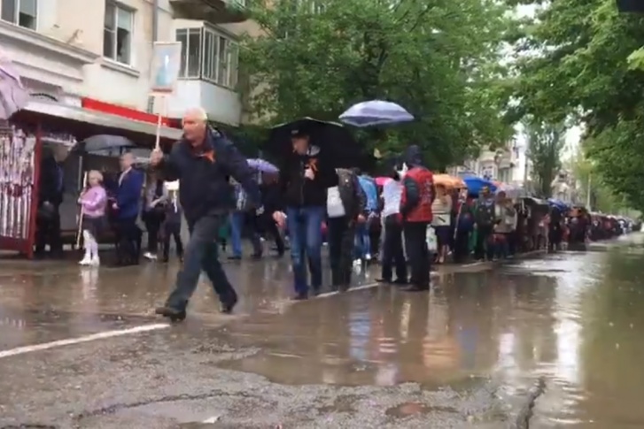 На записи видно, что асфальт на улице скрыт под водой На записи видно, что асфальт на улице скрыт под водой
