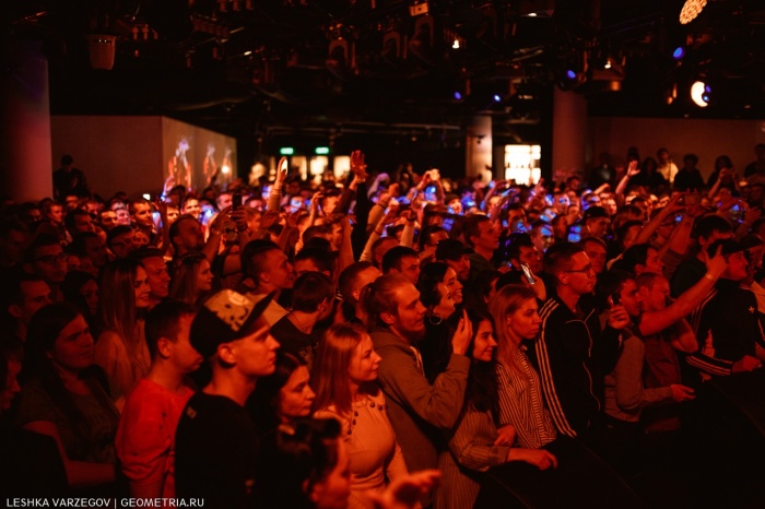 Площадка CENTER Club вмещает около тысячи человек Площадка CENTER Club вмещает около тысячи человек