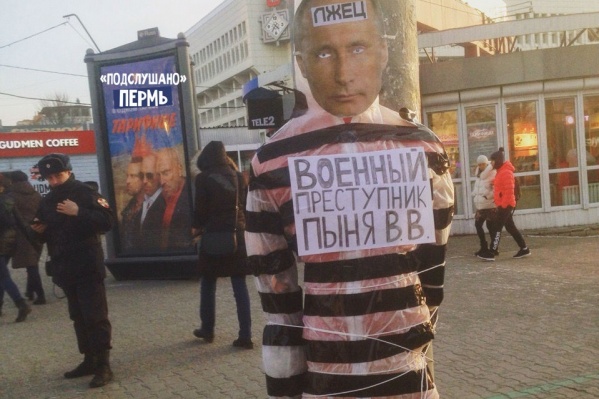Манекен с «лицом» президента установили напротив ЦУМа Манекен с «лицом» президента установили напротив ЦУМа 