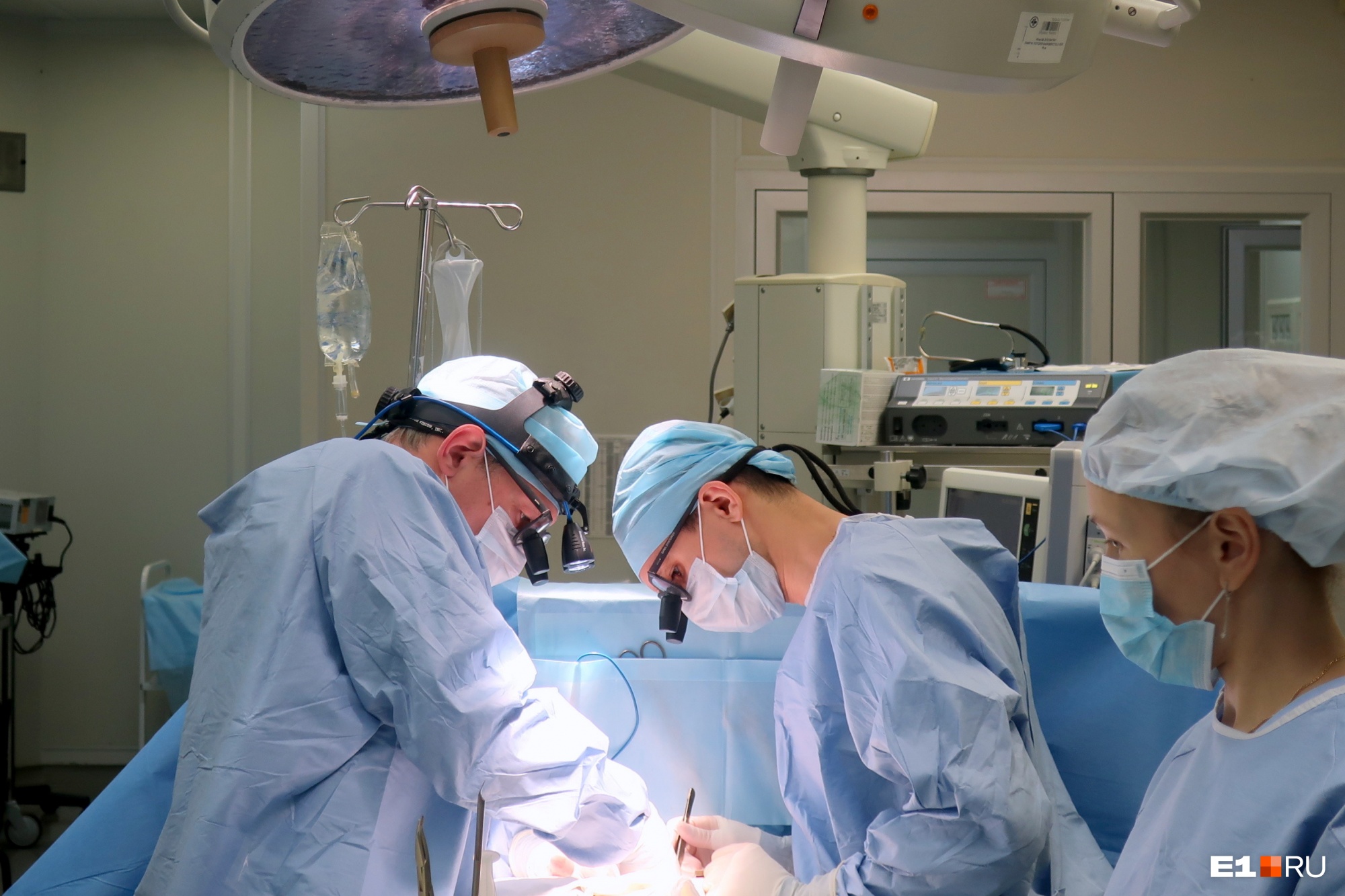 В свердловской больнице впервые сделали операцию на сердечном клапане через крошечный разрез на грудине